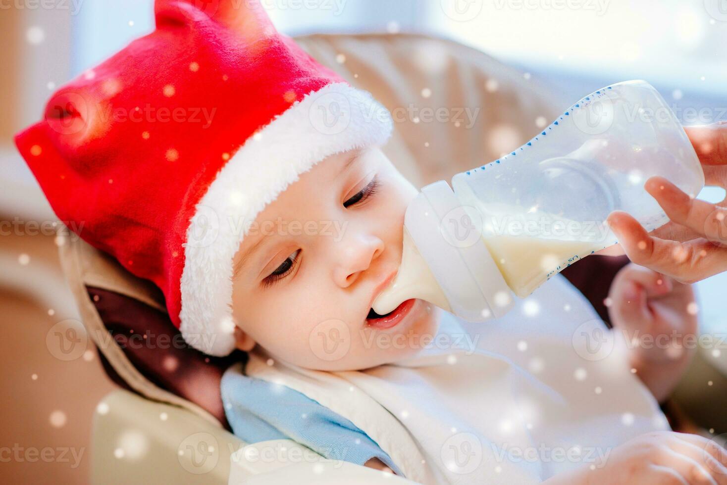 maman alimente le bébé dont Nouveau année chapeau photo