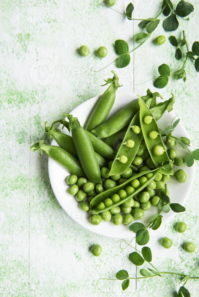 cosses de pois verts frais et pois verts photo