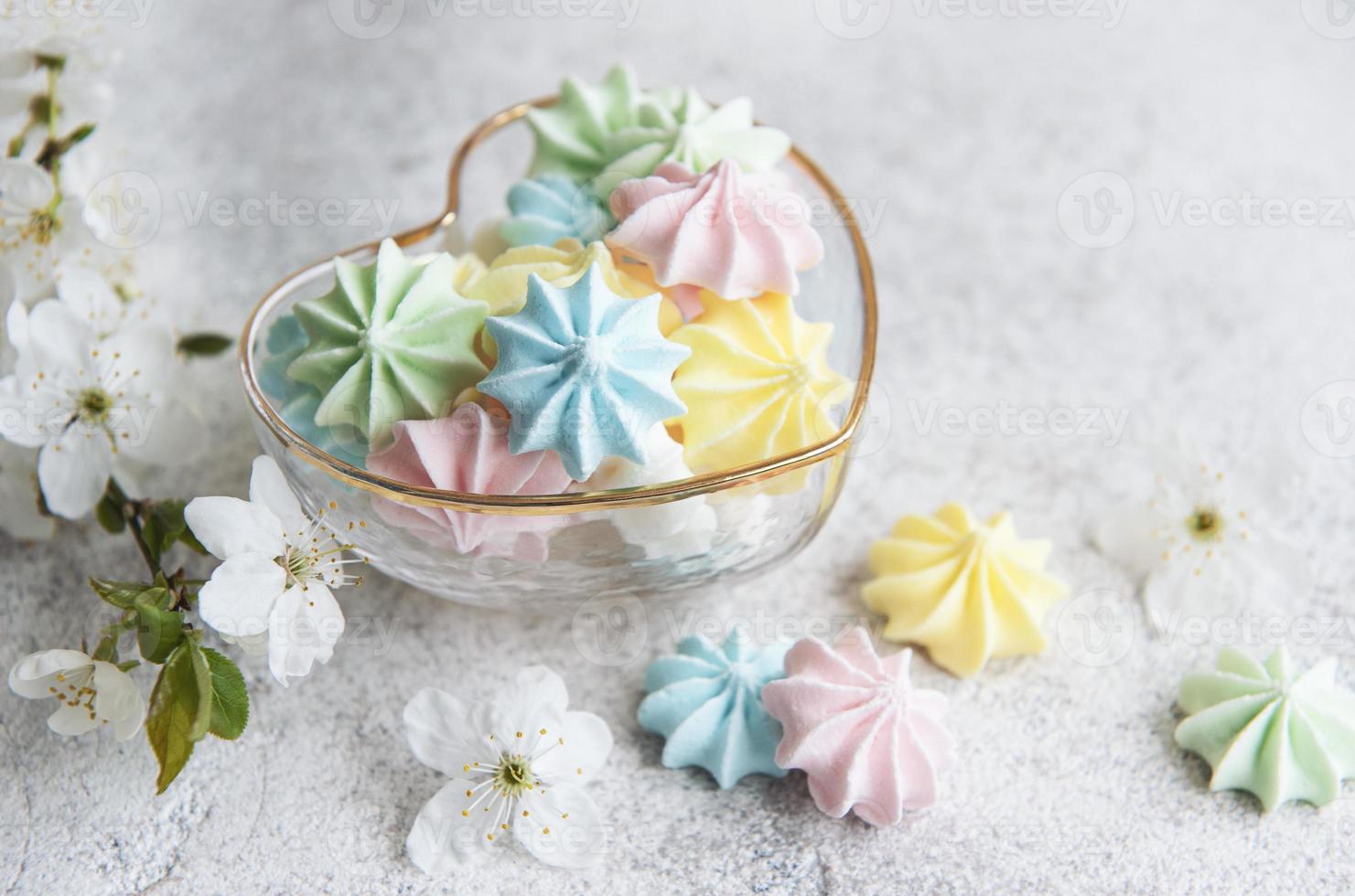 petites meringues colorées dans le bol en forme de coeur photo