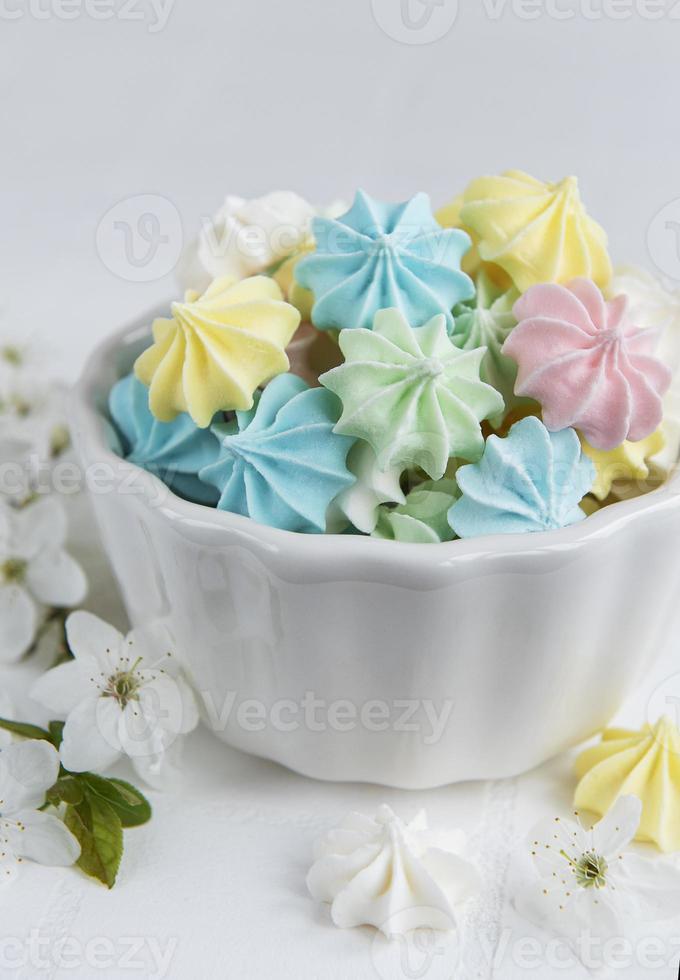 petites meringues colorées dans le bol en céramique photo