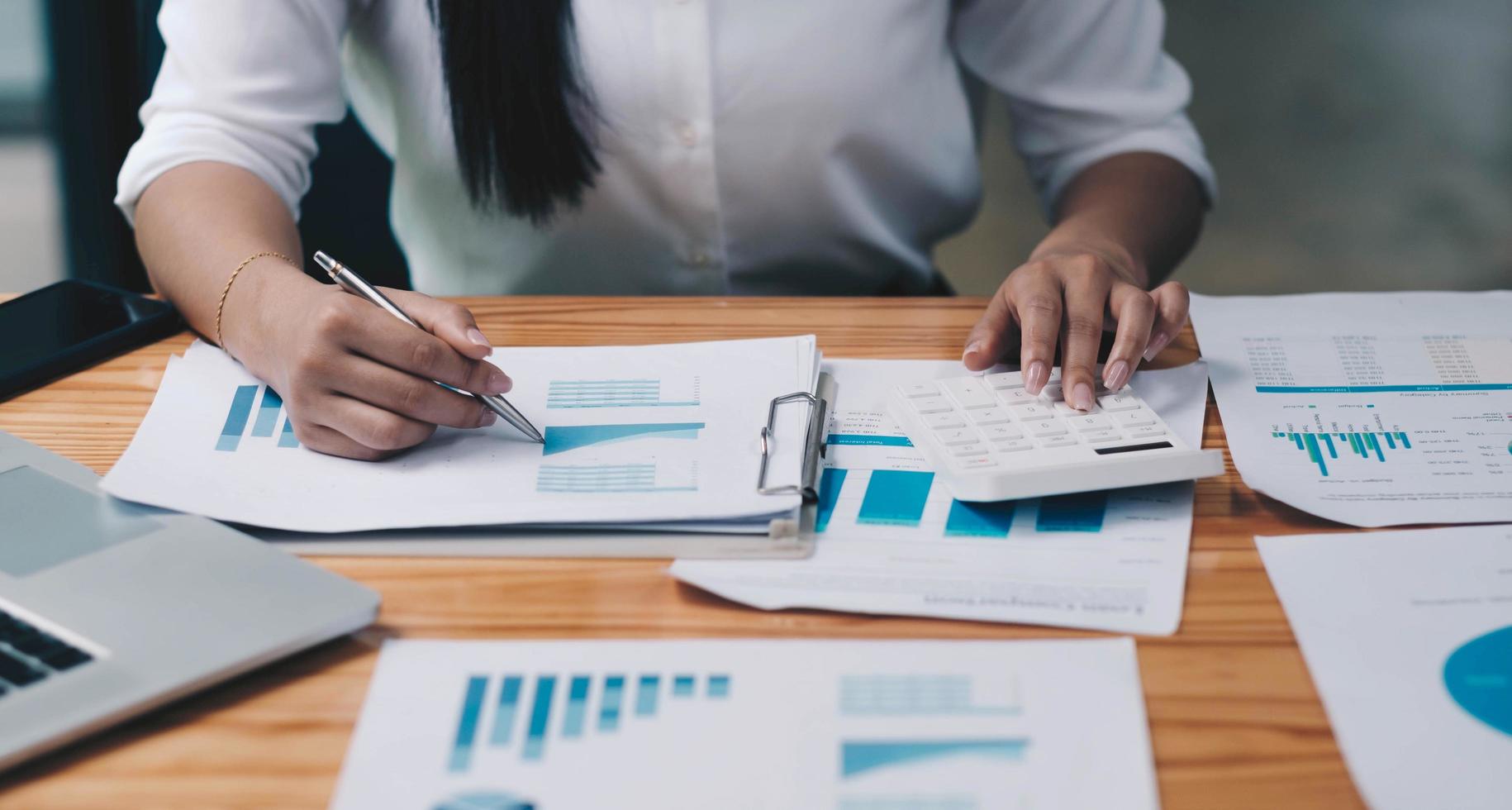 femme d'affaires travaillant dans la finance et la comptabilité analyse financia photo