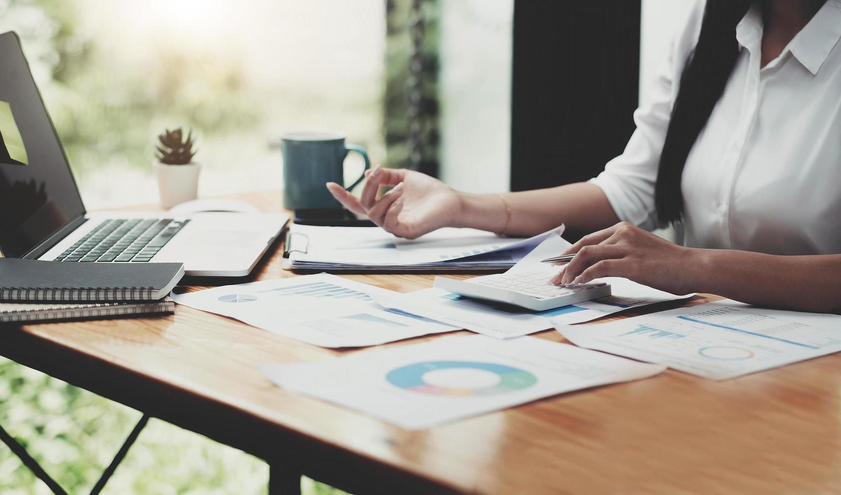 femme d'affaires travaillant dans la finance et la comptabilité analyse financia photo