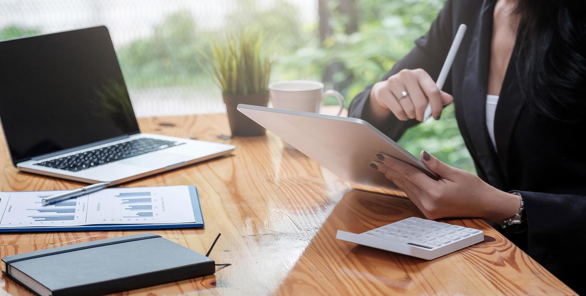 femme d'affaires consultante en investissement analysant l'entreprise photo