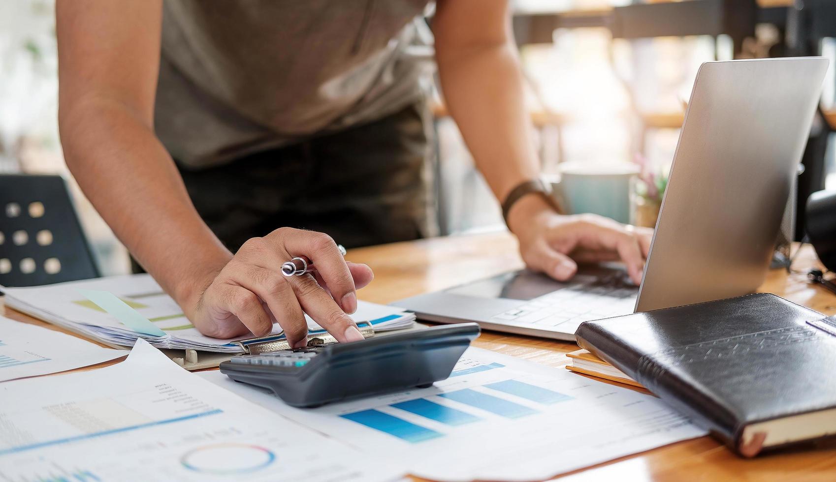 gros plan d'un homme d'affaires ou d'un comptable tenant un stylo travaillant photo