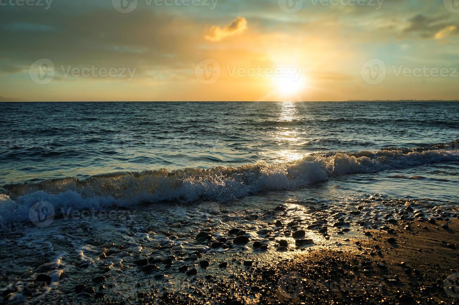 paysage marin avec un beau coucher de soleil sur fond de mer photo