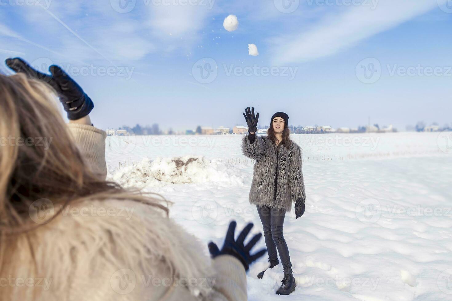 maman et fille jouer à tirer le neige dans le pays photo