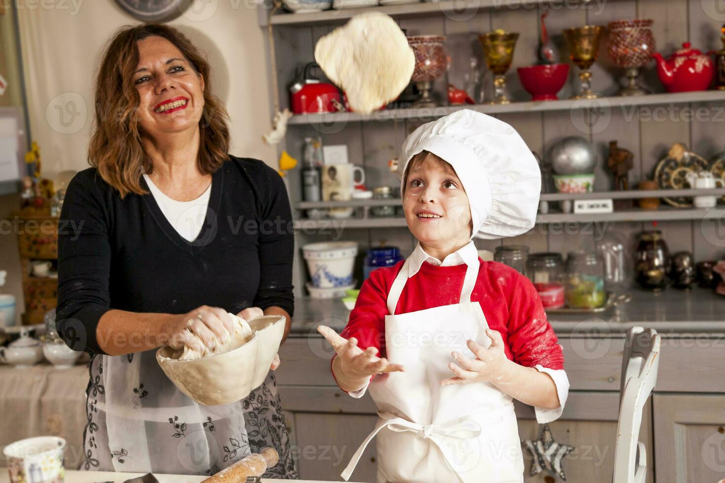 maman et fils cuisine sucré des biscuits photo