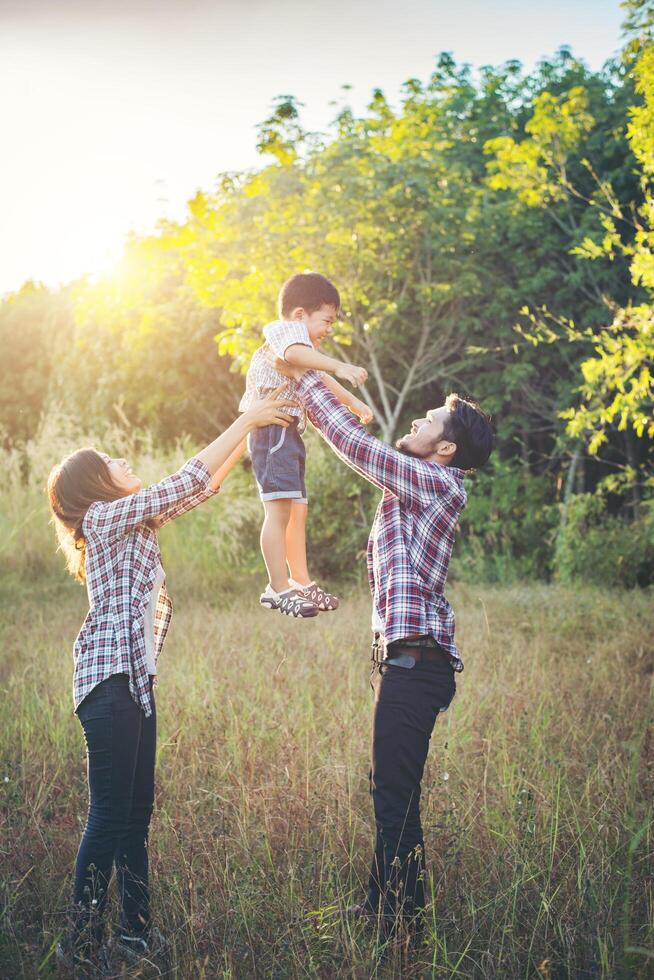 jeune famille heureuse passant du temps ensemble à l'extérieur. concept d'amour familial photo