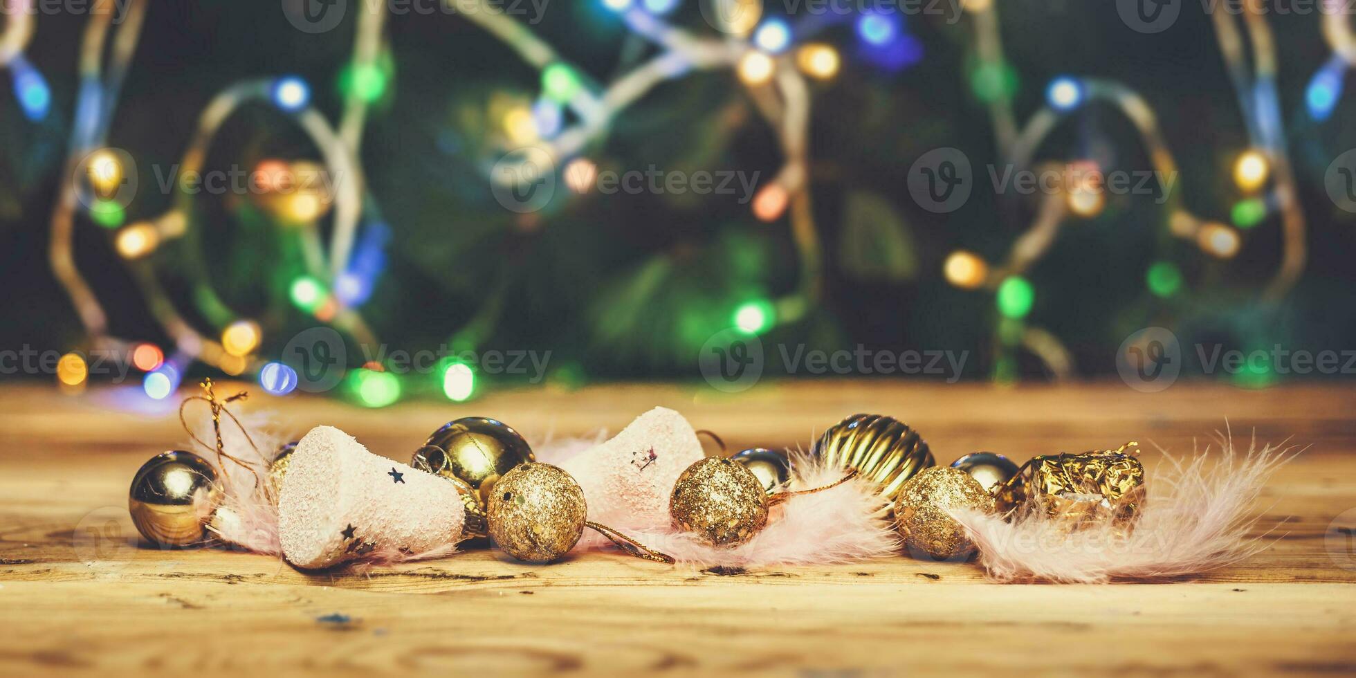 mignonne Noël jouets avec lumière rose plumes sur en bois table photo