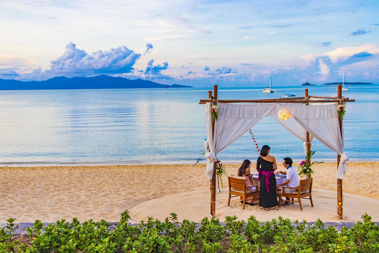 dîner privé romantique en lune de miel sur la plage de koh samui, thaïlande, 2018 photo