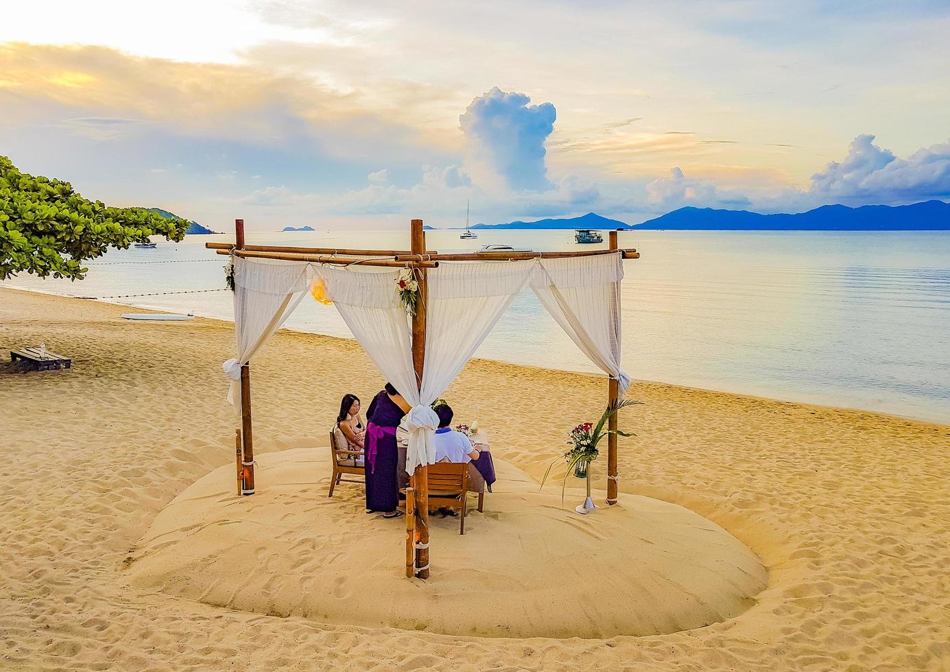 dîner privé romantique en lune de miel sur la plage de koh samui, thaïlande, 2018 photo