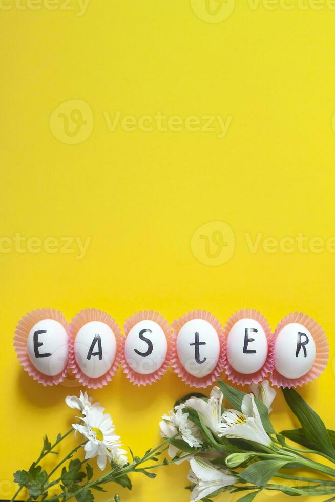 content Pâques. Pâques texte sur blanc des œufs avec printemps fleurs photo