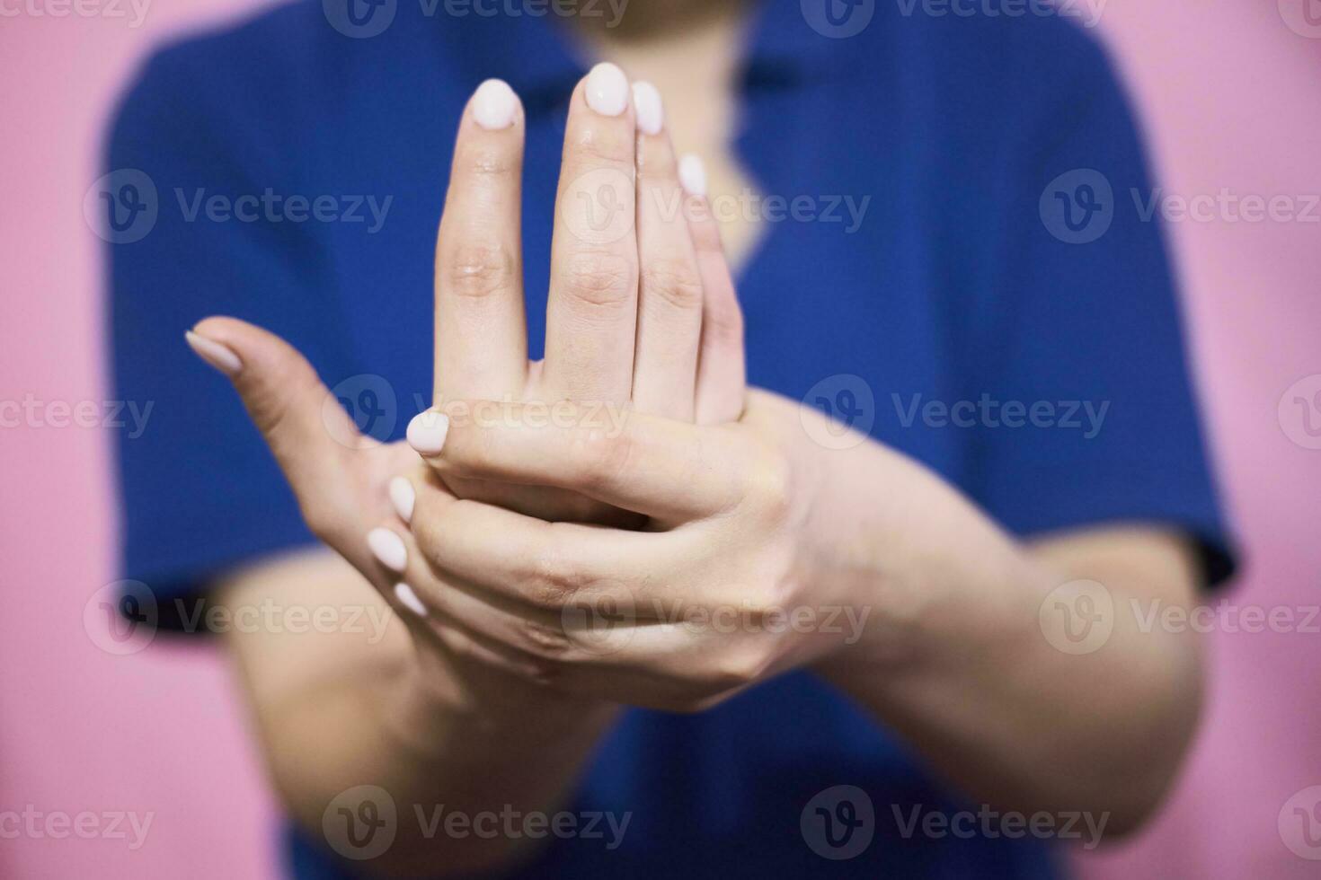 femme avec douleur à la main. carpien tunnel syndrome photo