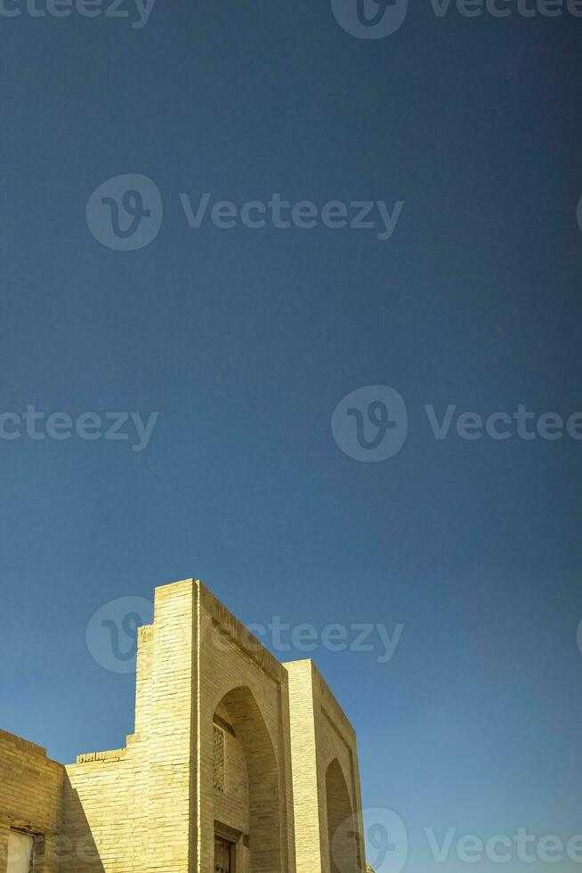 verticale vue de un vieux brique bâtiment. ancien bâtiments de médiéval Asie. Boukhara, Ouzbékistan photo