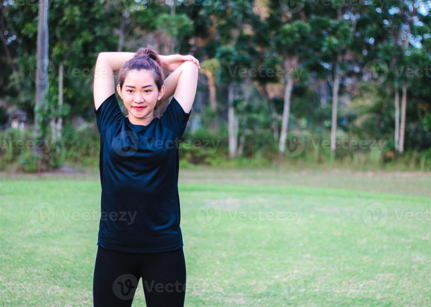 belle femme asiatique - yoga dans le parc photo