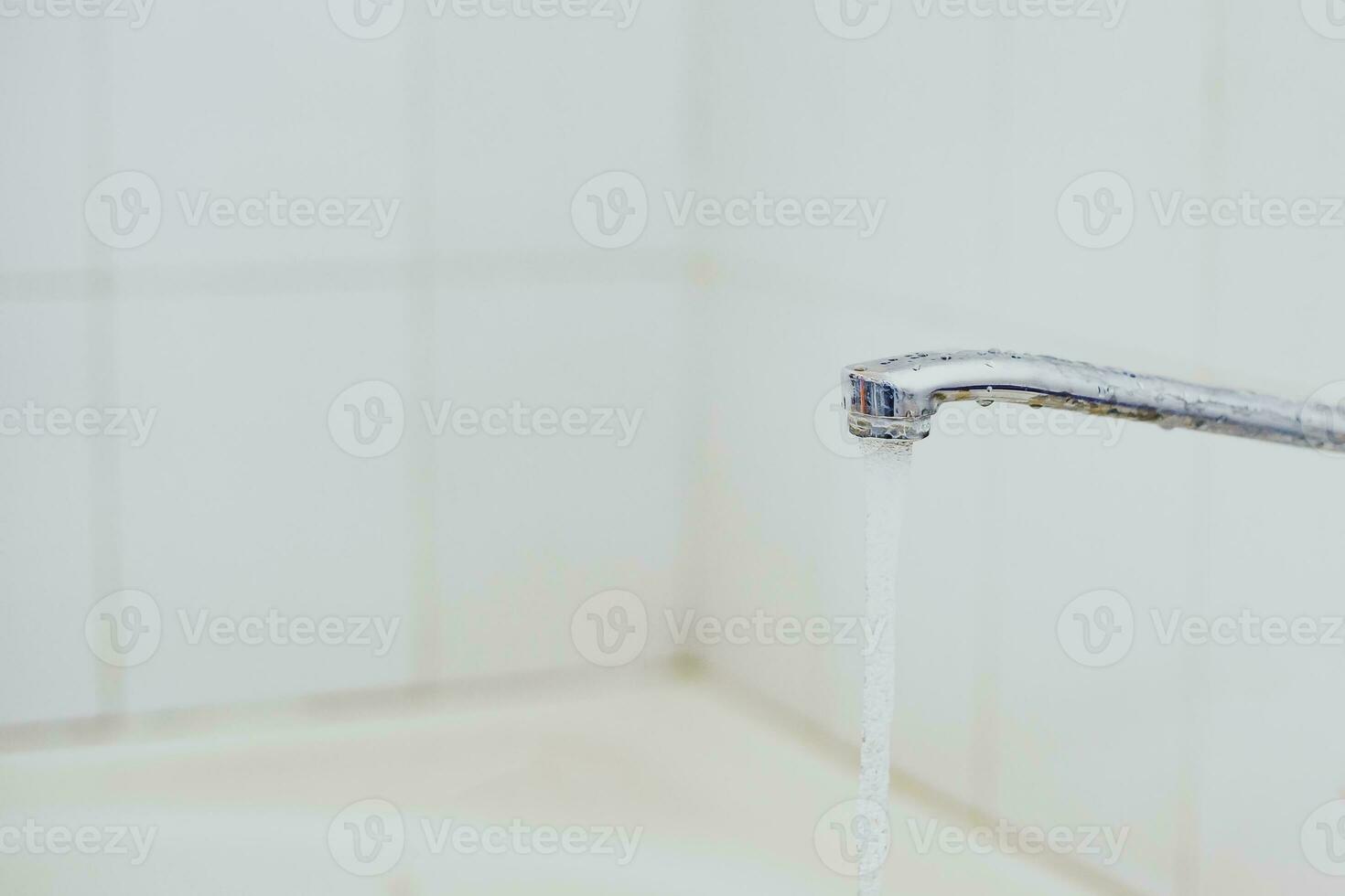 salle de bains. ouvert une baignoire l'eau robinet avec fonctionnement l'eau. photo