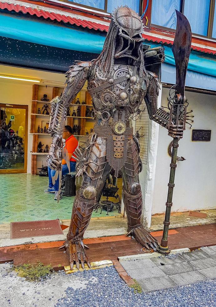 robots samui faits de pièces métalliques sur koh samui, thaïlande, 2018 photo