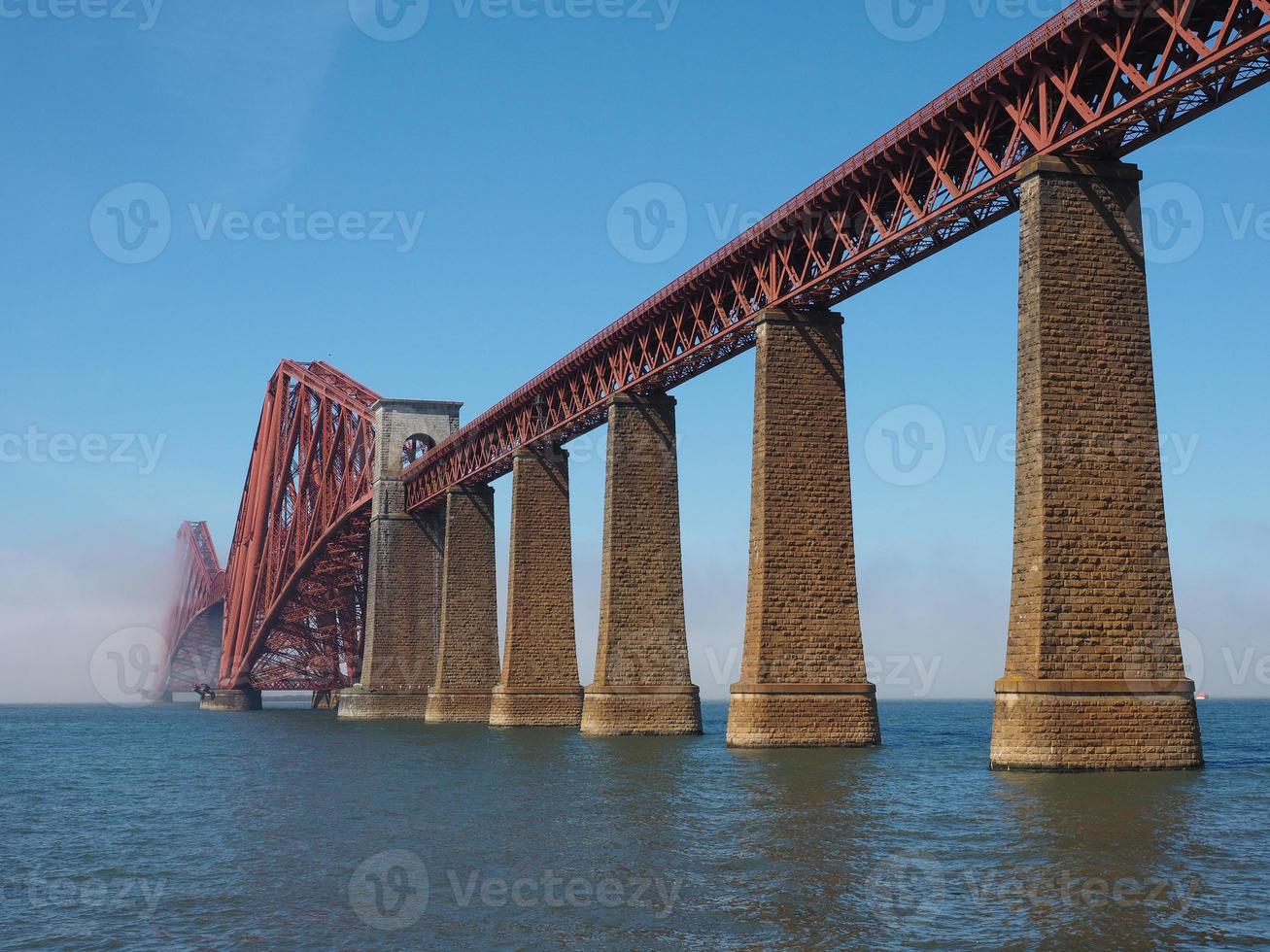 Pont du quatrième sur Firth of Forth à Édimbourg photo
