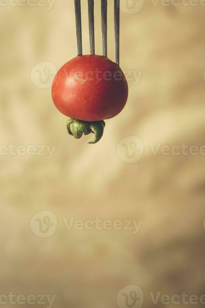 peu Cerise tomate sur fourchette photo