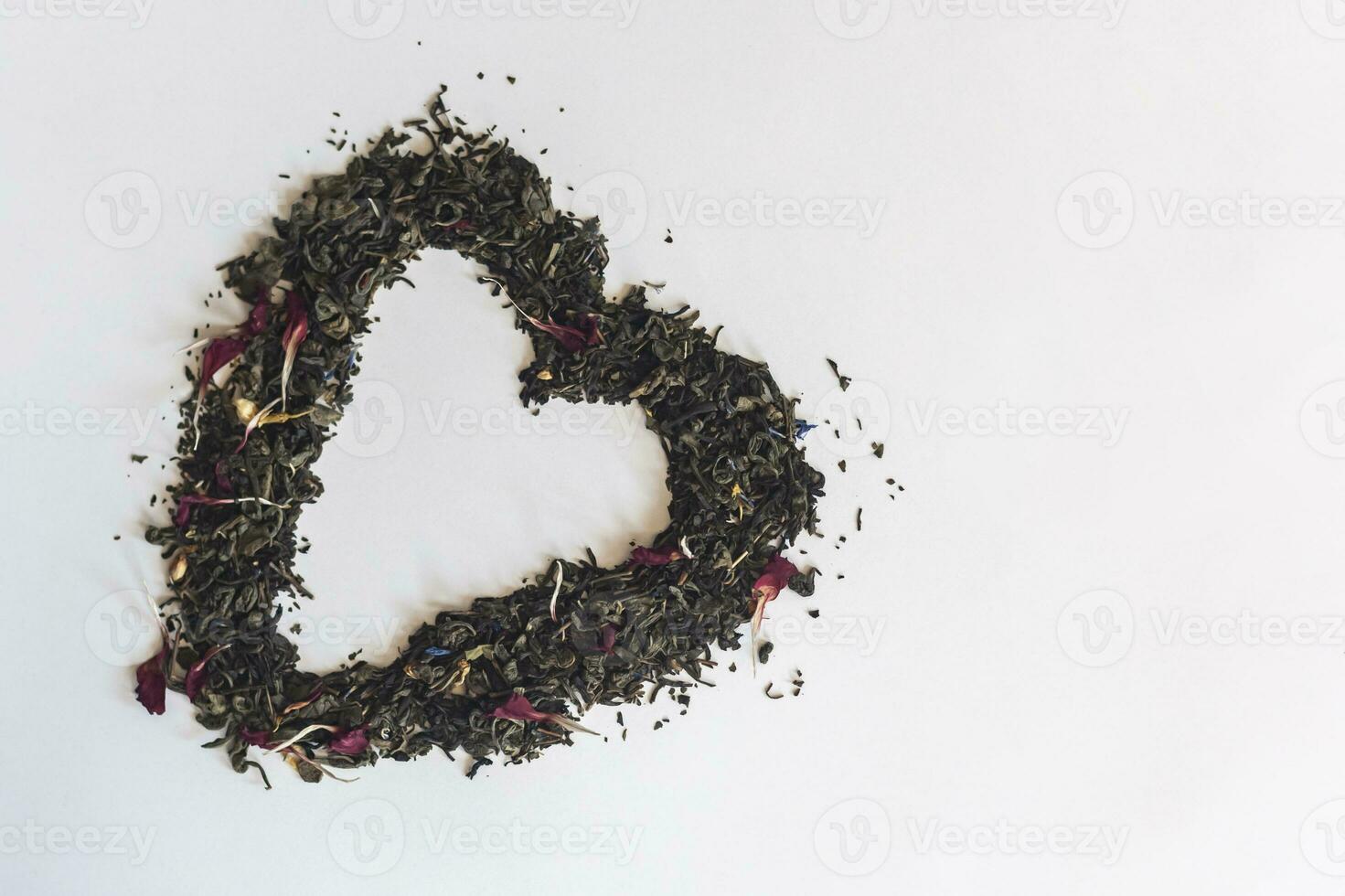 cœur forme fabriqué avec une mélange de une variété de séché thé feuilles photo