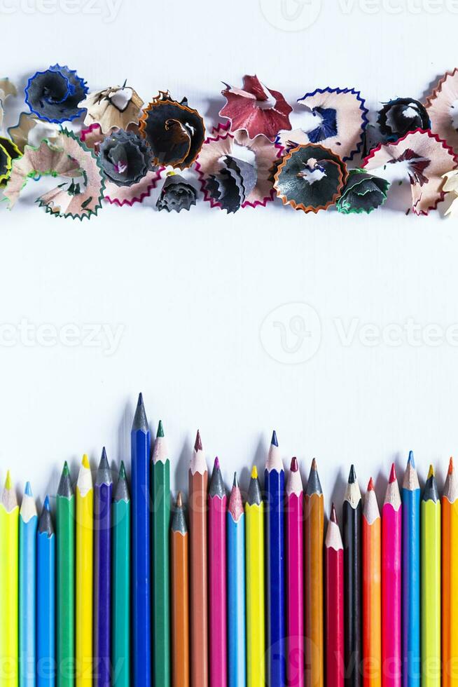coloré des crayons et poubelle sur blanc papier photo