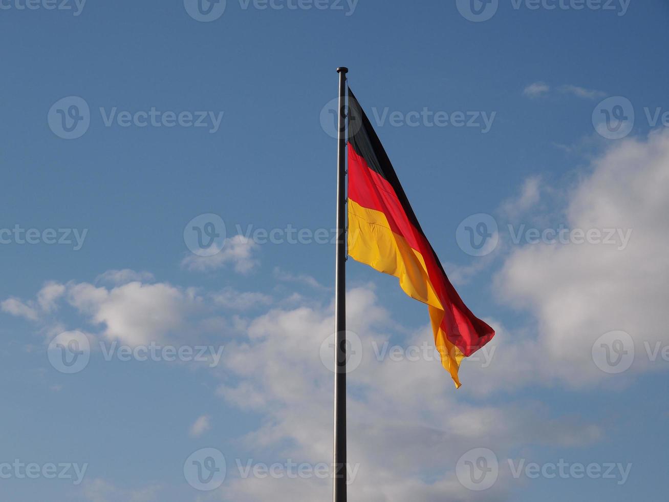 drapeau allemand sur ciel bleu photo