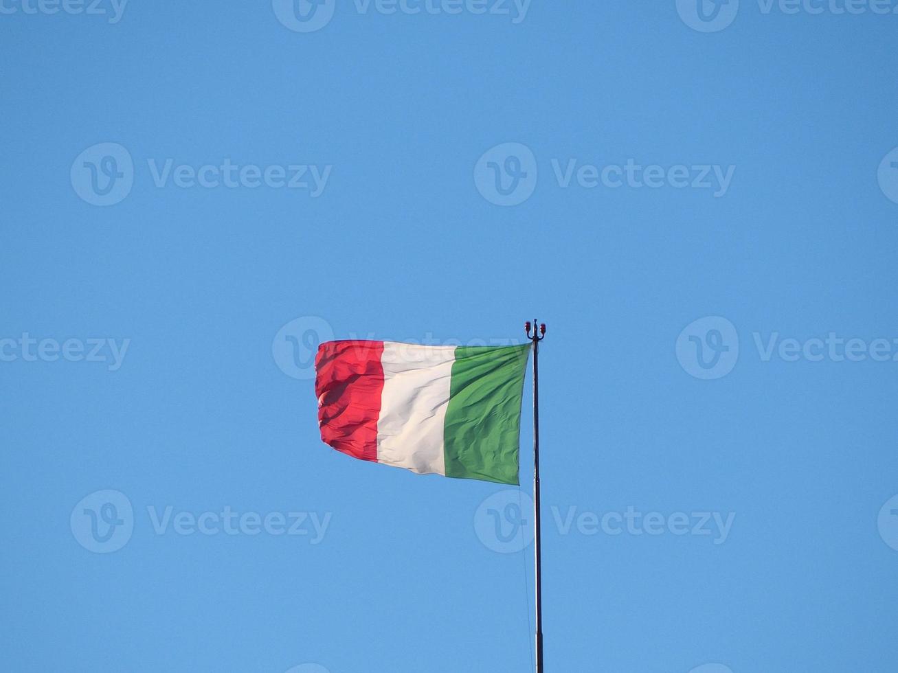 drapeau italien de l'italie sur le ciel bleu photo