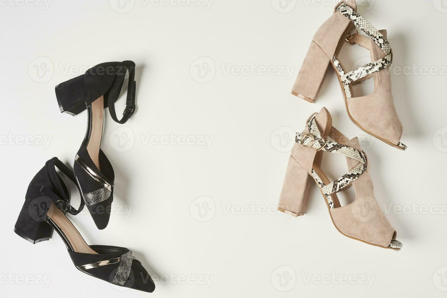 deux paires de élégant femmes haute talon des chaussures photo