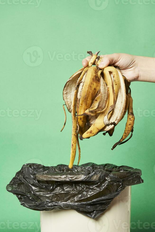 femme jeter banane pelures dans poubelle pouvez photo