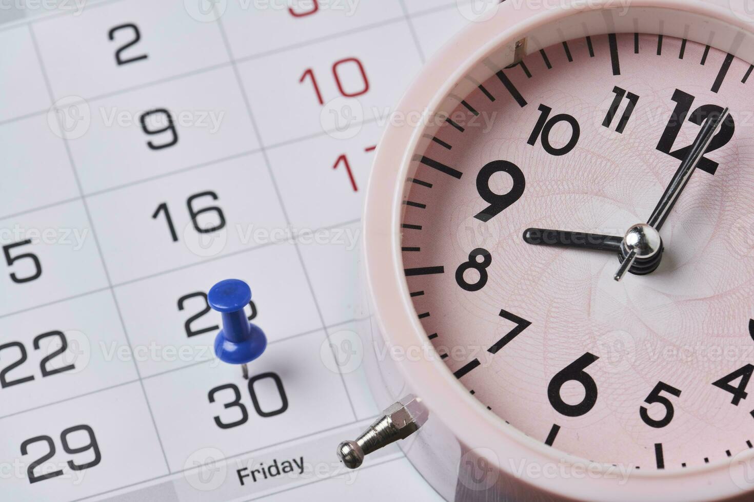 date limite concept avec pousser épingle sur mensuel calendrier et alarme l'horloge photo