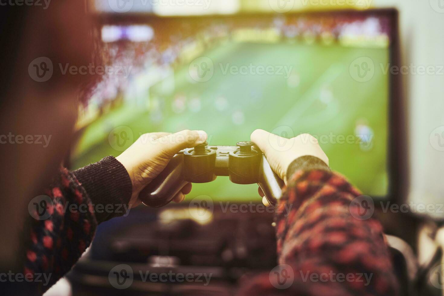 une peu garçon en jouant football sur une jeu console photo