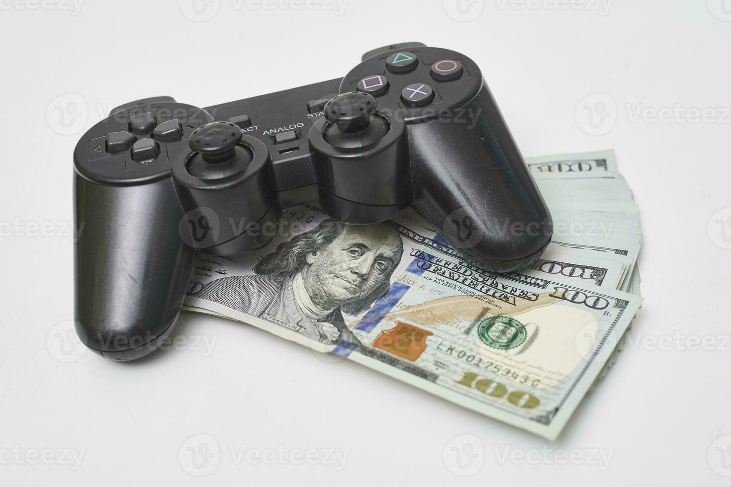 Jeu console manette et pile de argent photo