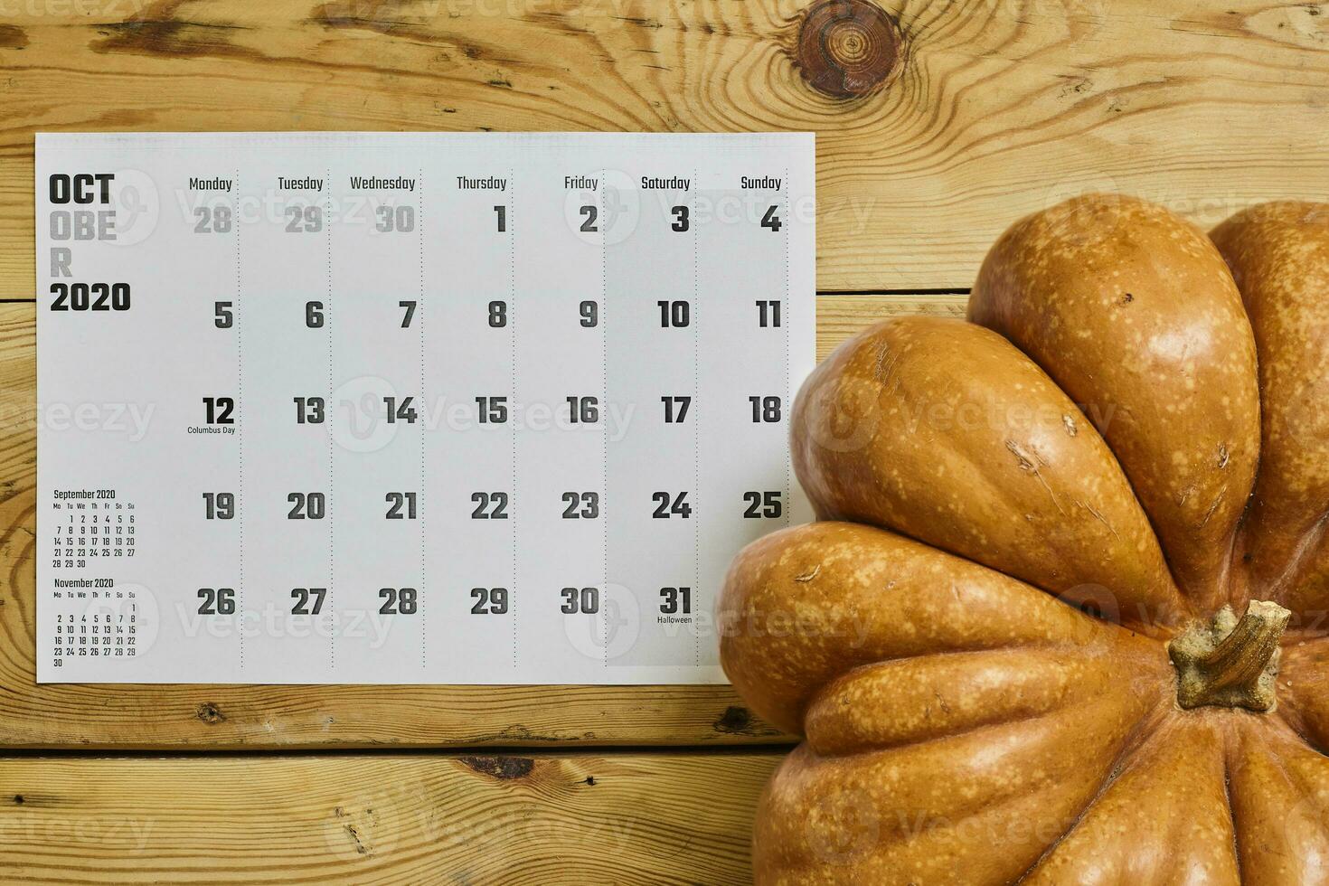 octobre 2020 mensuel calendrier avec citrouille sur bois photo