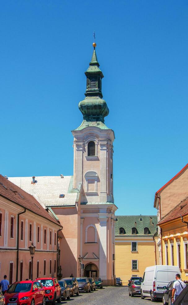 château, Nitra, la slovaquie - 06.12.2022 église de saints peter et Paul dans vieux ville de Nitra, slovaquie. photo