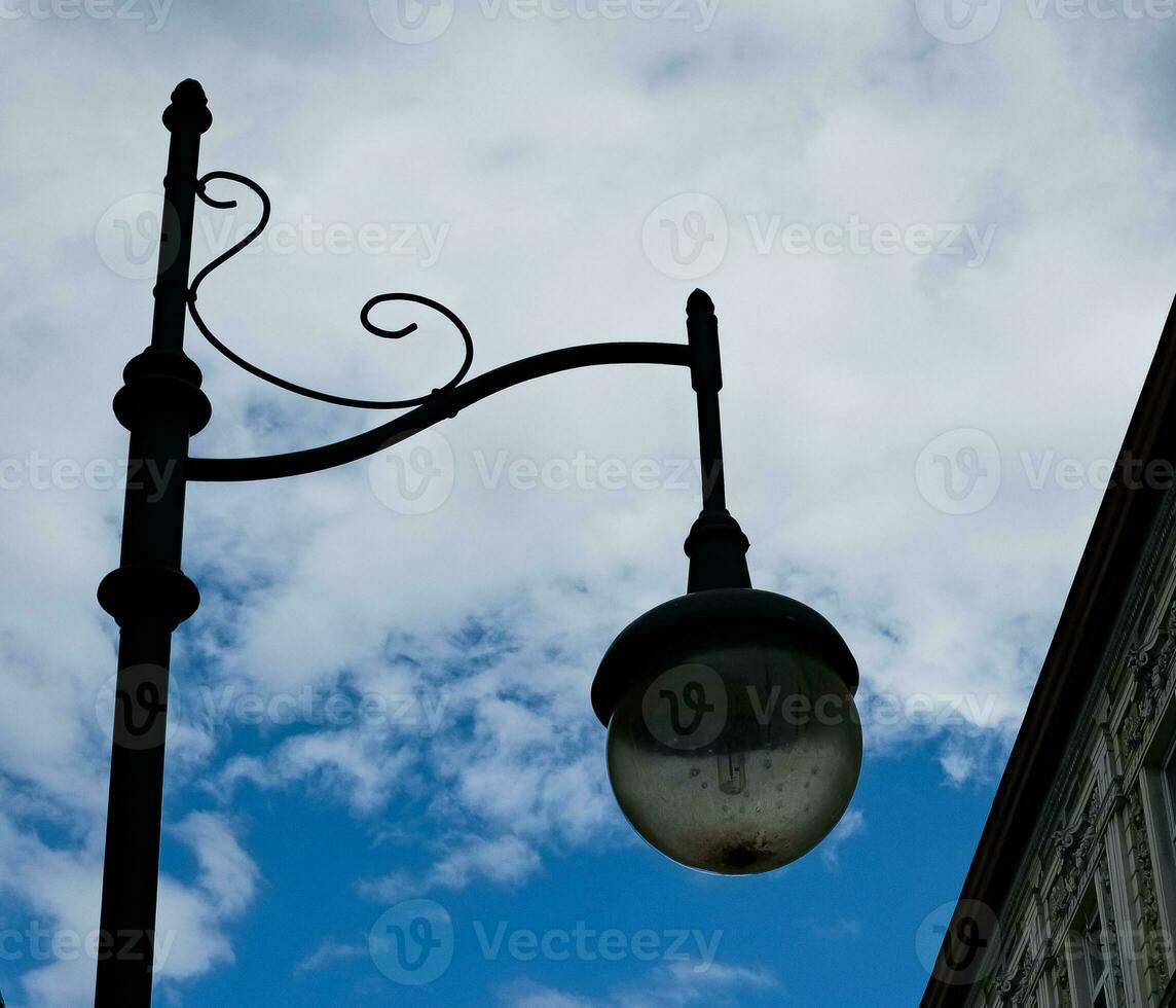 rétro lanterne sur le Contexte de le bleu ciel. ancien lanterne. une rue lanterne. photo