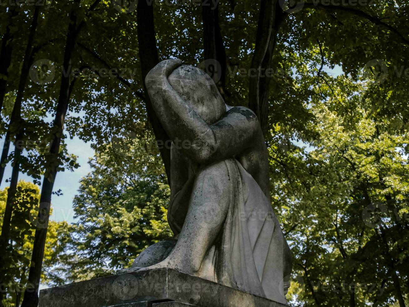 larmes femme pierre statue dans le forêt photo