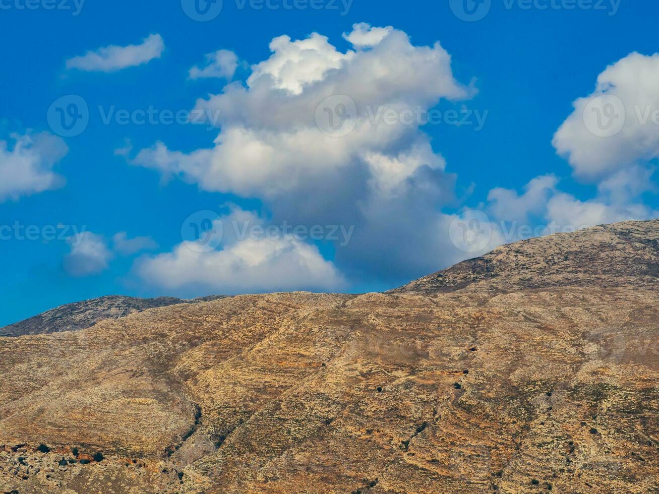 Jaune rocheux collines et bleu ciel au dessus photo