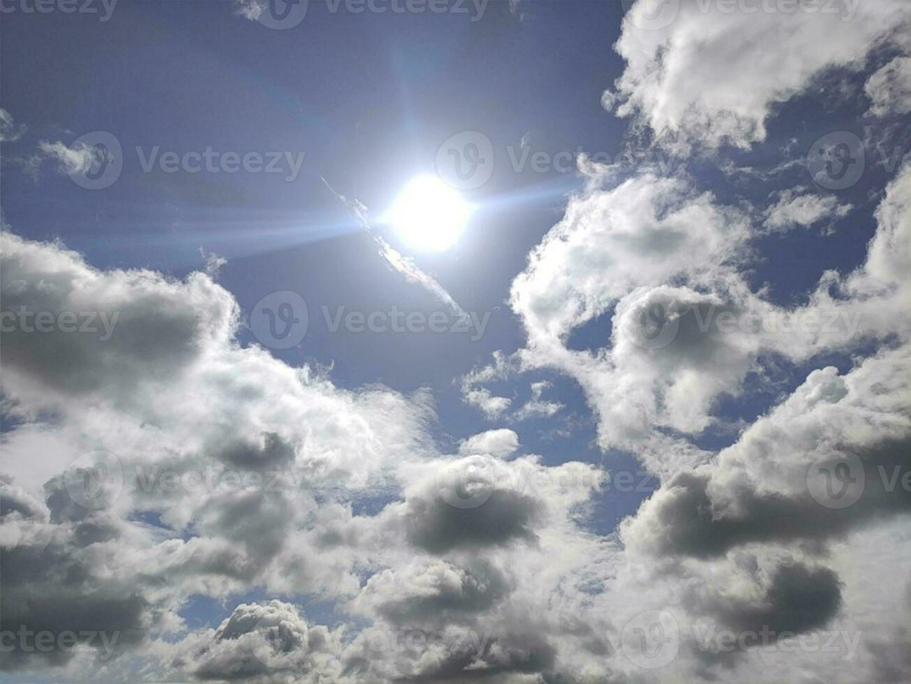 blanc des nuages plus de bleu ciel Contexte. duveteux cumulus cloudscape photo