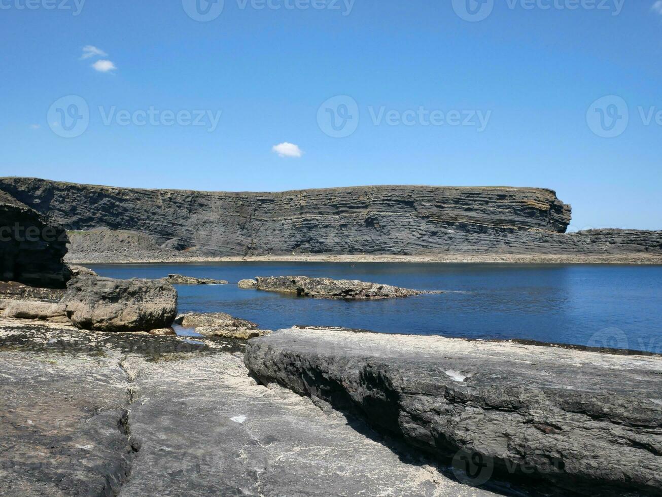 falaises et atlantique océan, des nuages, rochers et lagune, beauté dans la nature. vacances voyage relaxation Contexte photo