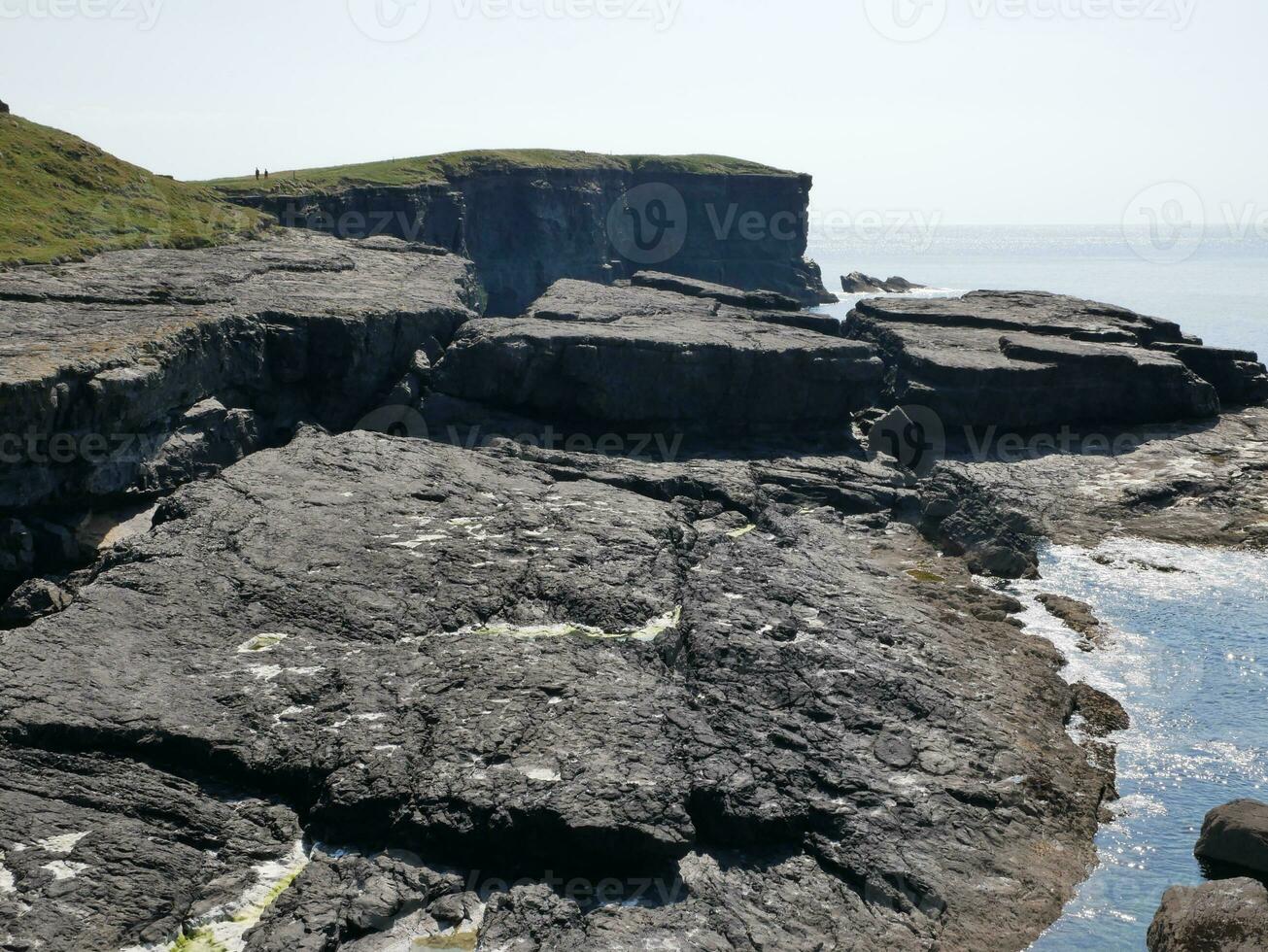 falaises et atlantique océan arrière-plan, rochers et lagune, beauté dans la nature. vacances voyage fond d'écran photo