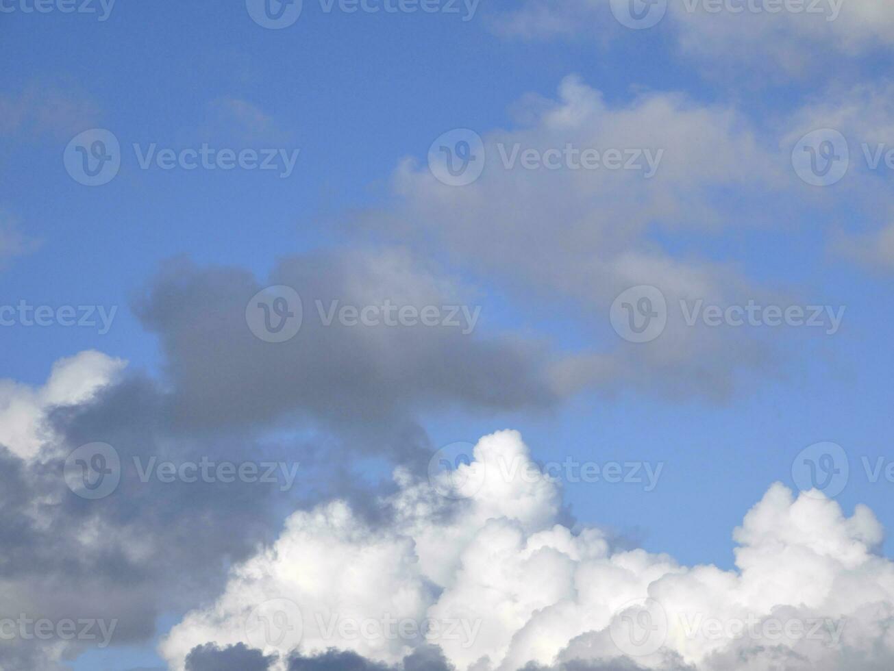 blanc duveteux nuage plus de bleu ciel arrière-plan, magnifique paradis photo