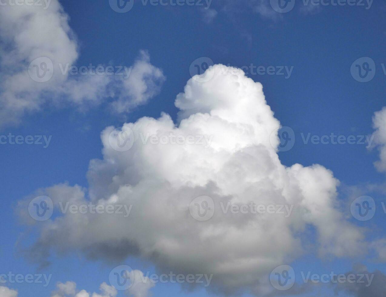 blanc duveteux nuage plus de bleu ciel arrière-plan, magnifique paradis photo