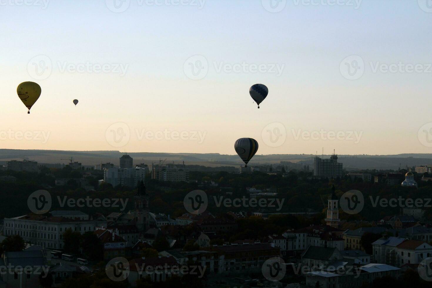 chaud air des ballons en volant plus de une ville photo