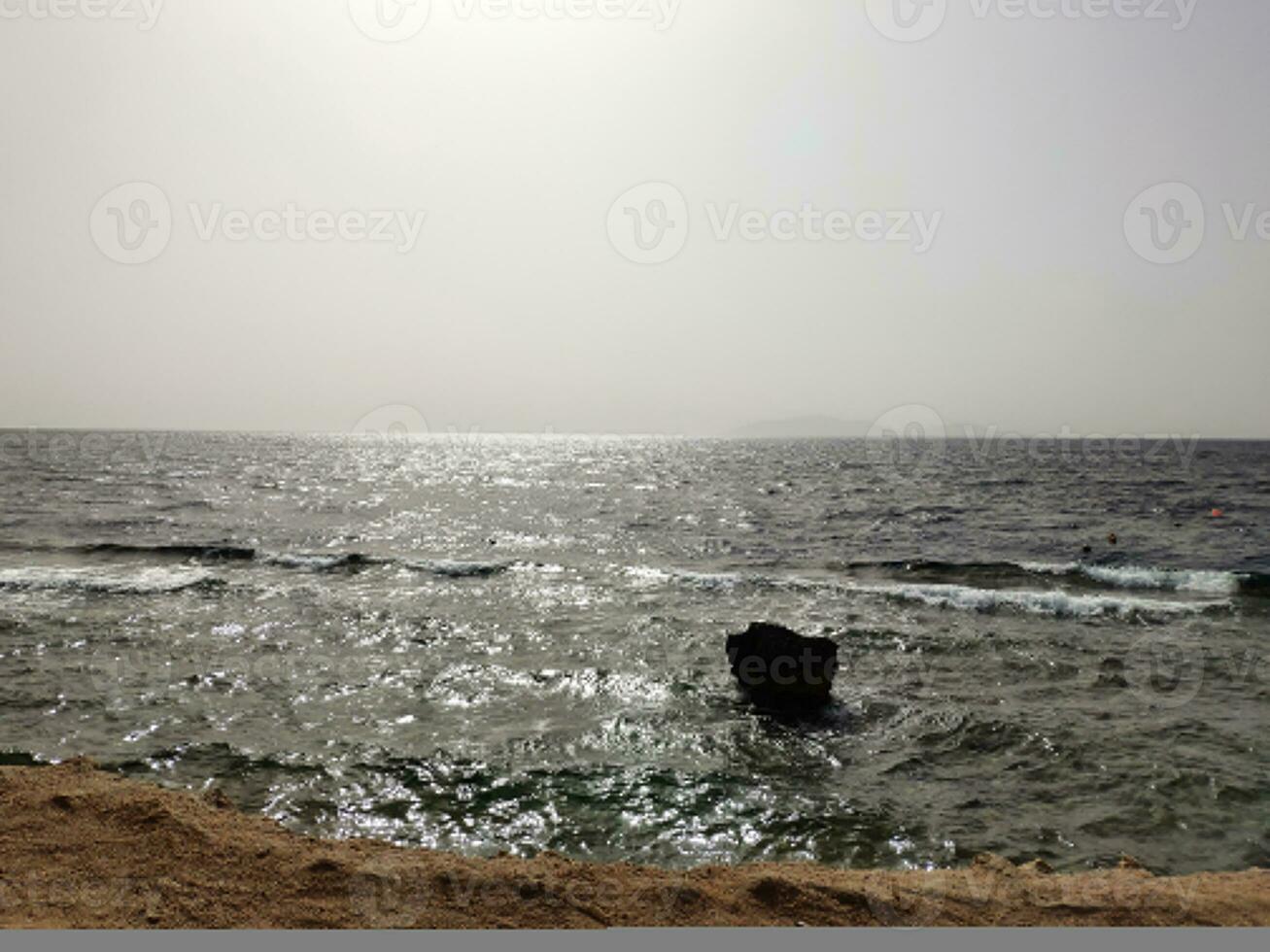 rouge mer allumé par été Soleil de Egypte photo