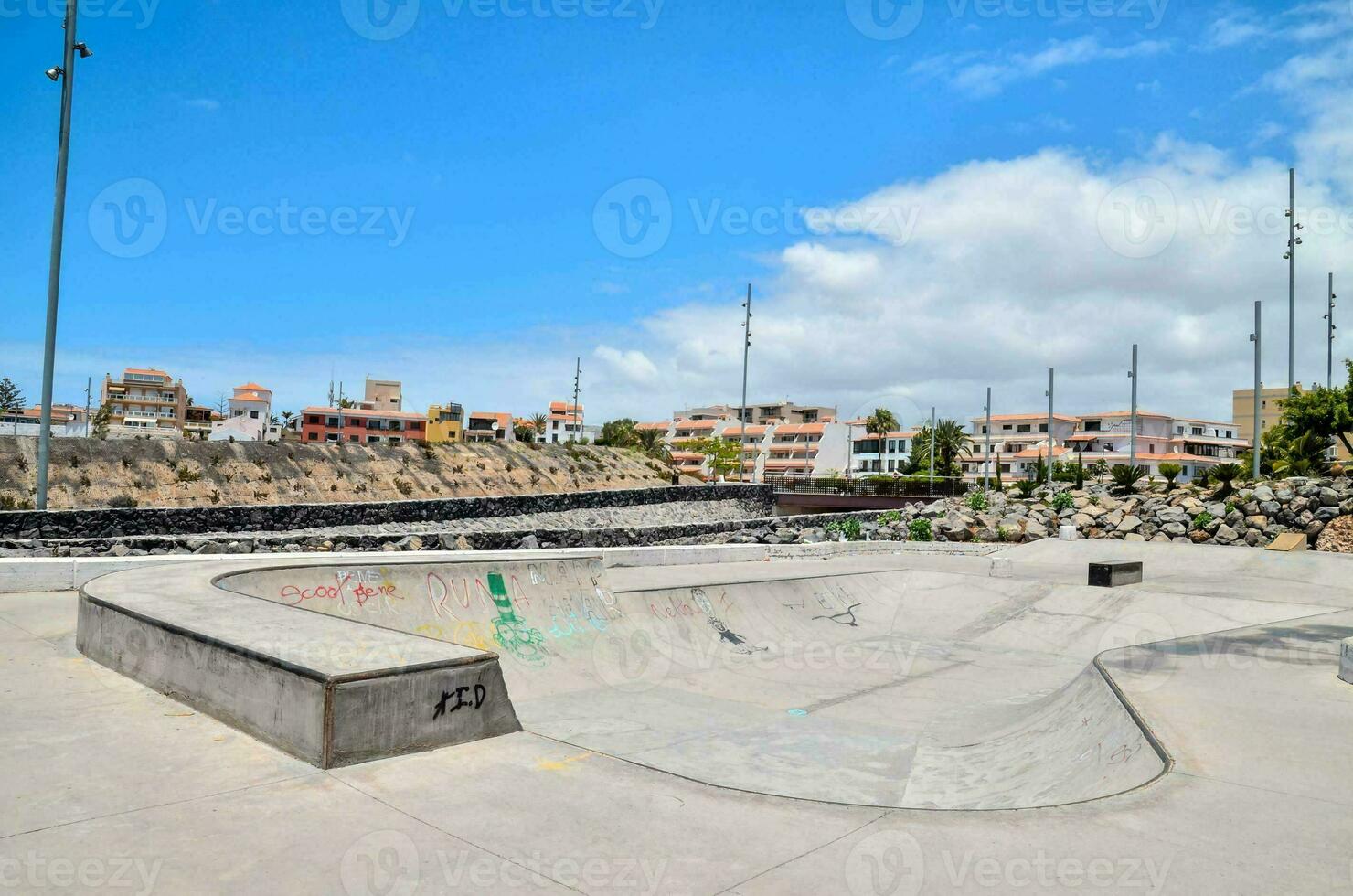 une patin parc avec une rampe et une mur photo