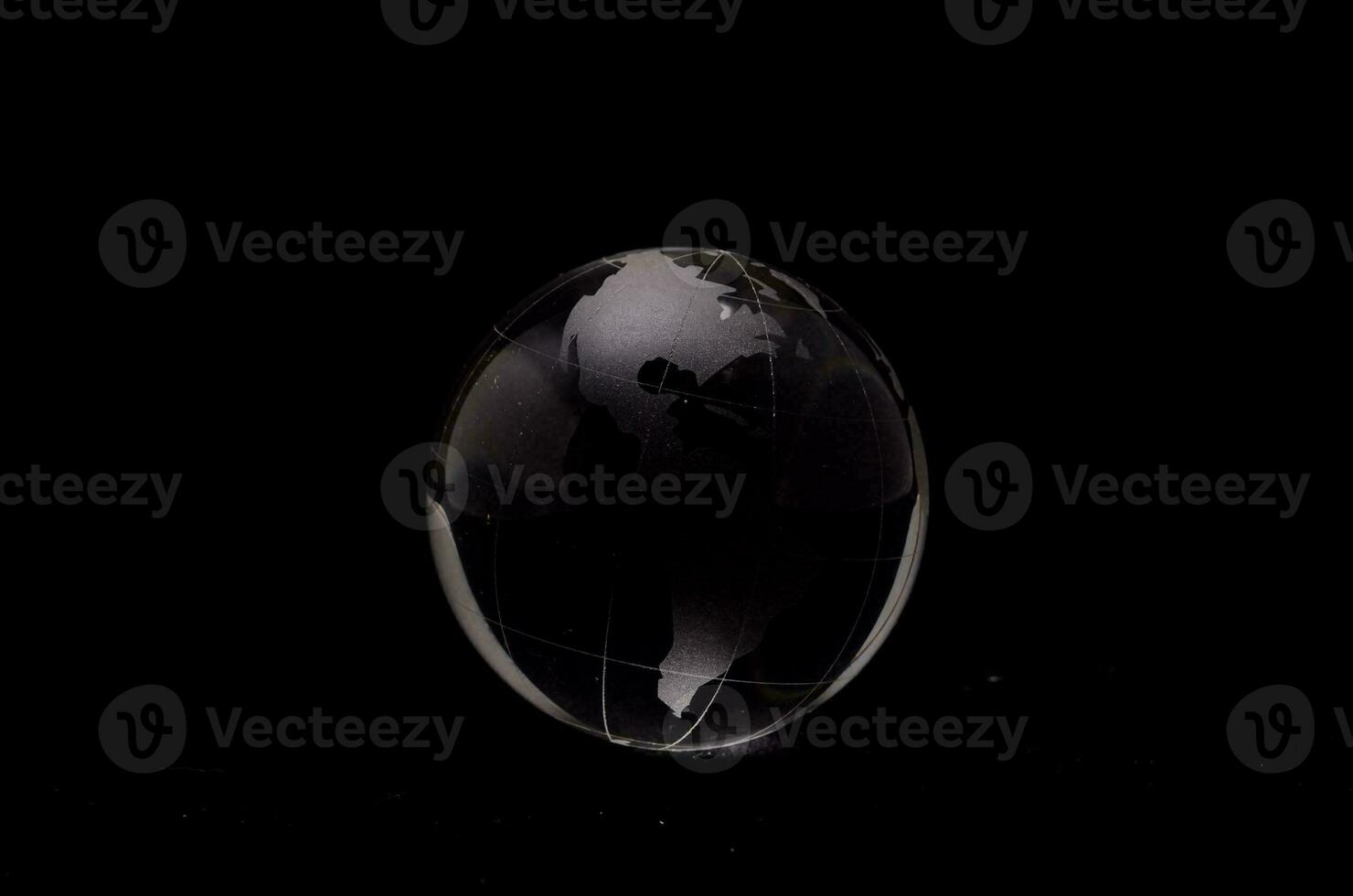 une noir et blanc photo de une globe sur une noir Contexte