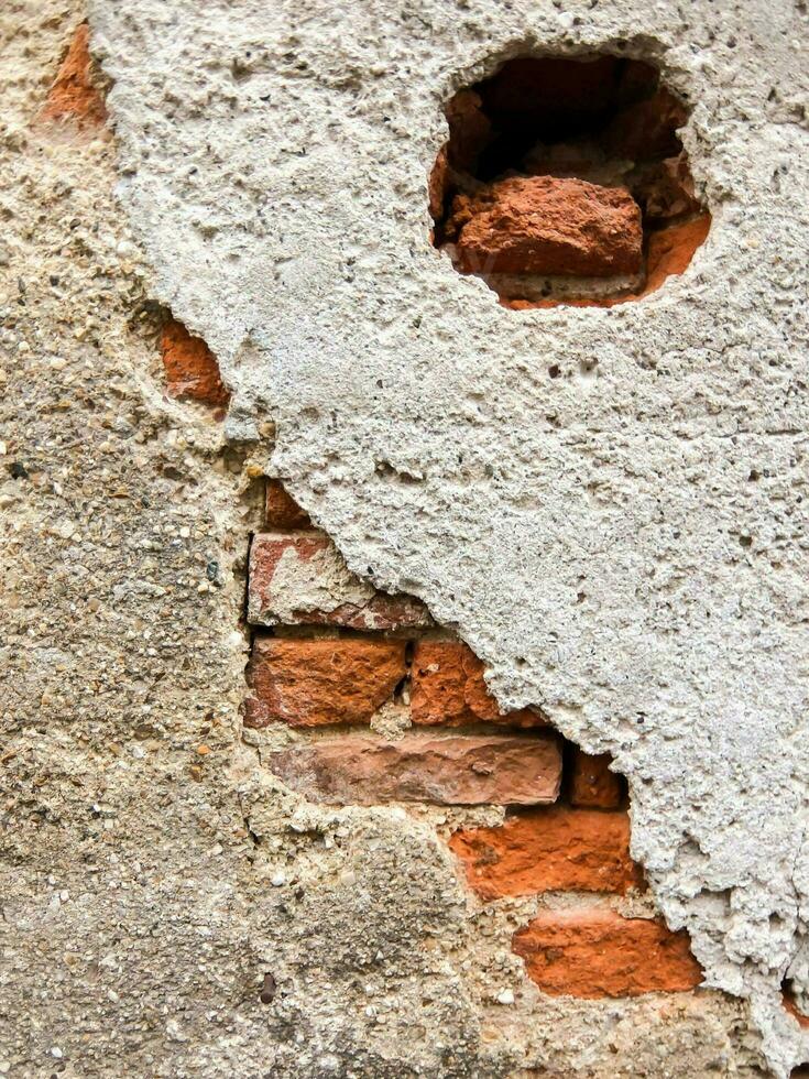 une trou dans une mur avec briques photo