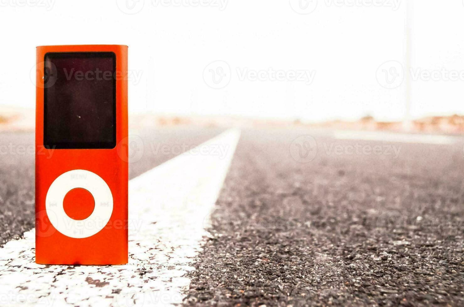un ipod séance sur le côté de une route photo