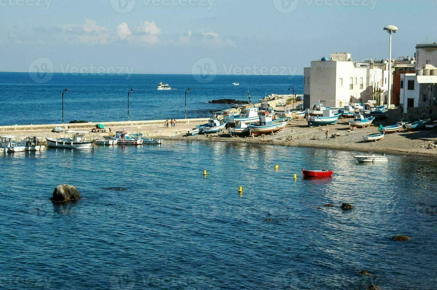 une vue de le port et bateaux dans le l'eau photo