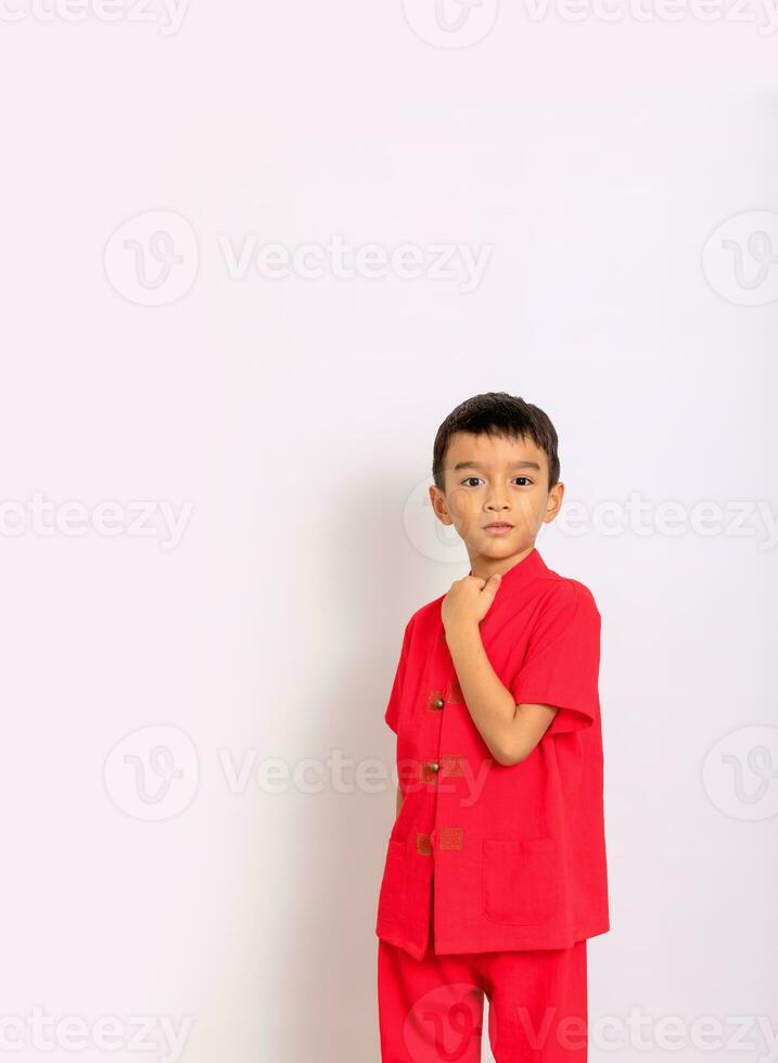 peu garçon enfant dans rouge chinois robe, style et mode des idées pour les enfants. chinois Nouveau année photo